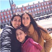 ¡Hola! Tengo 18 años y me acabo de graduar del bachillerato humanístico. Imparto clases particulares de inglés (poseo un C1 de Cambridge y me preparo para el C2), francés (poseo un B2), catalán (soy hablante nativa), castellano (hablante nativa) y latín.